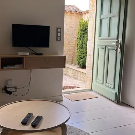 Charmante Maison En Pierre Avec Cour Privee, Equipements Bebe, Velos, Proche De La Charente - Fr-1-653-91 Tatil Evi