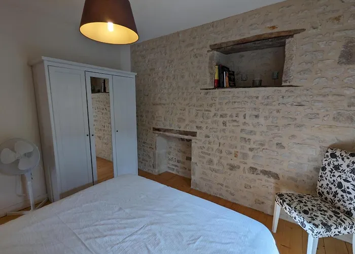 Сasa de vacaciones Charmante Maison En Pierre Avec Vélos Et Jardin Privé En Charente - Fr-1-653-91 *