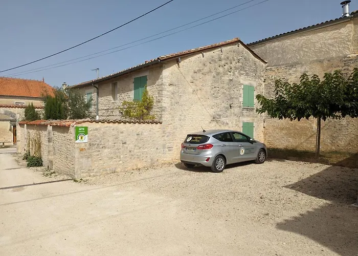 Сasa de vacaciones Charmante Maison En Pierre Avec Vélos Et Jardin Privé En Charente - Fr-1-653-91 *