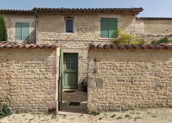 Сasa de vacaciones Charmante Maison En Pierre Avec Vélos Et Jardin Privé En Charente - Fr-1-653-91