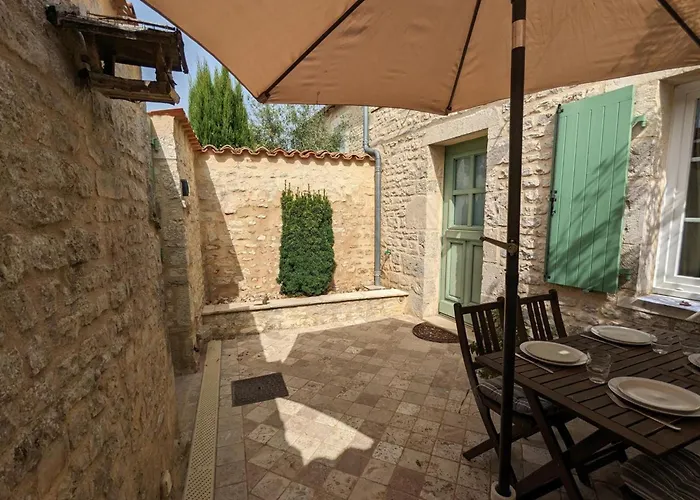 Charmante Maison En Pierre Avec Vélos Et Jardin Privé En Charente - Fr-1-653-91